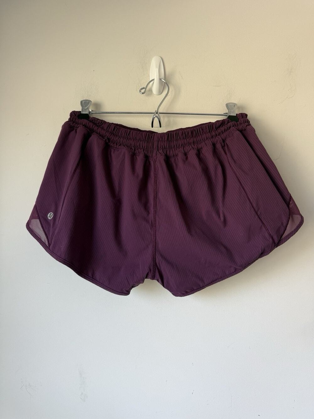 Women’s Lululemon Burgundy Hotty Hot Shorts Size 8 Low Rise Striped 2.5”